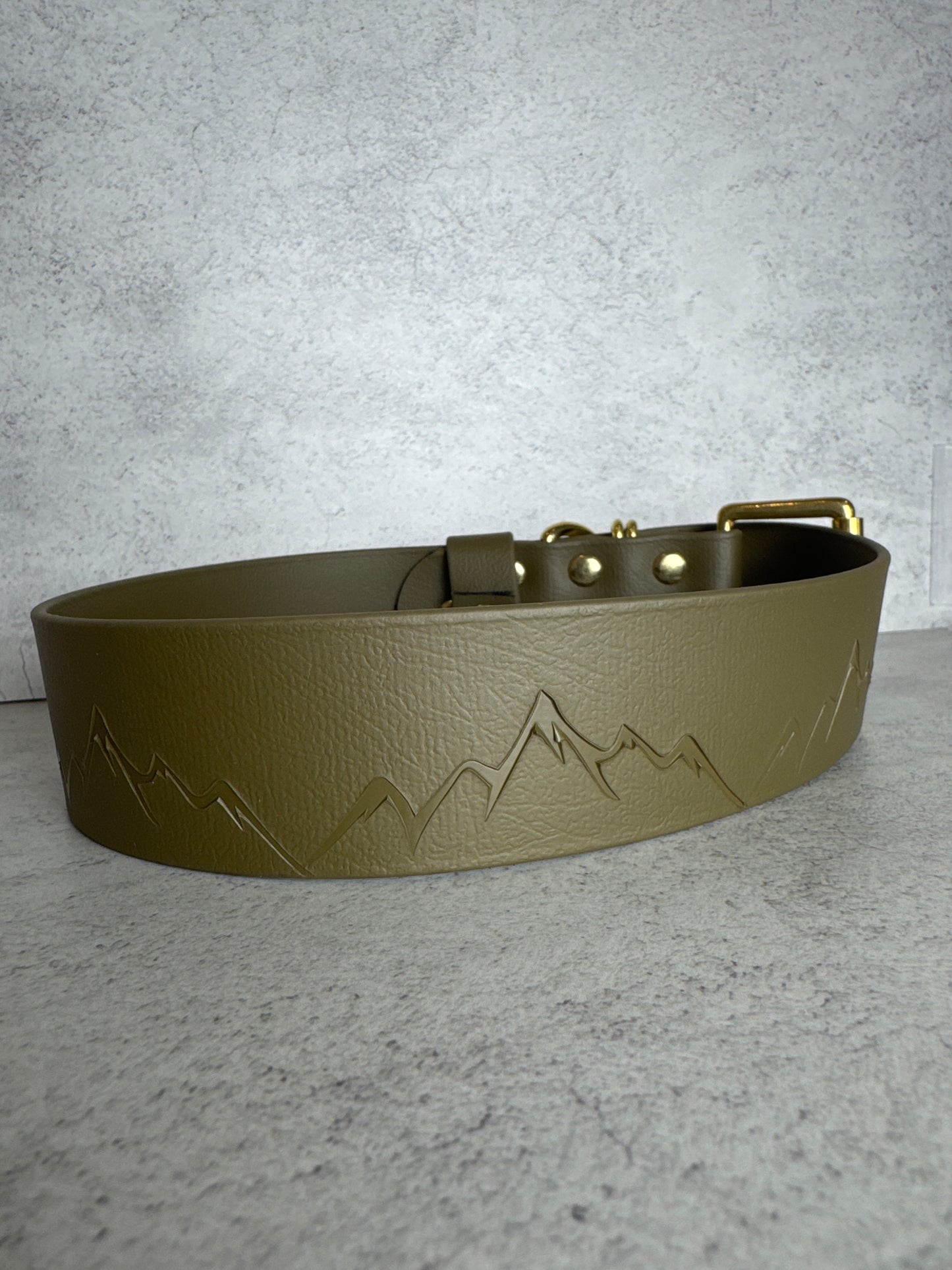 19-22 1.5 inch khaki bio - Nevis Emboss. Brass w/ Strap keep