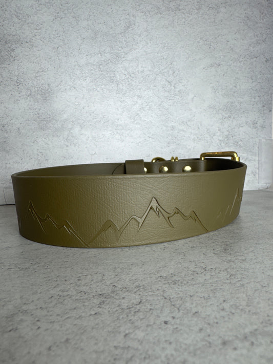 19-22 1.5 inch khaki bio - Nevis Emboss. Brass w/ Strap keep